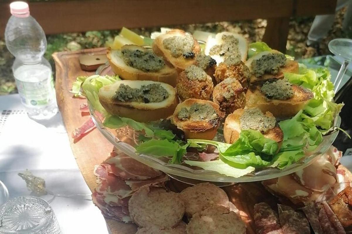 un plat de menjar amb una amanida a la taula