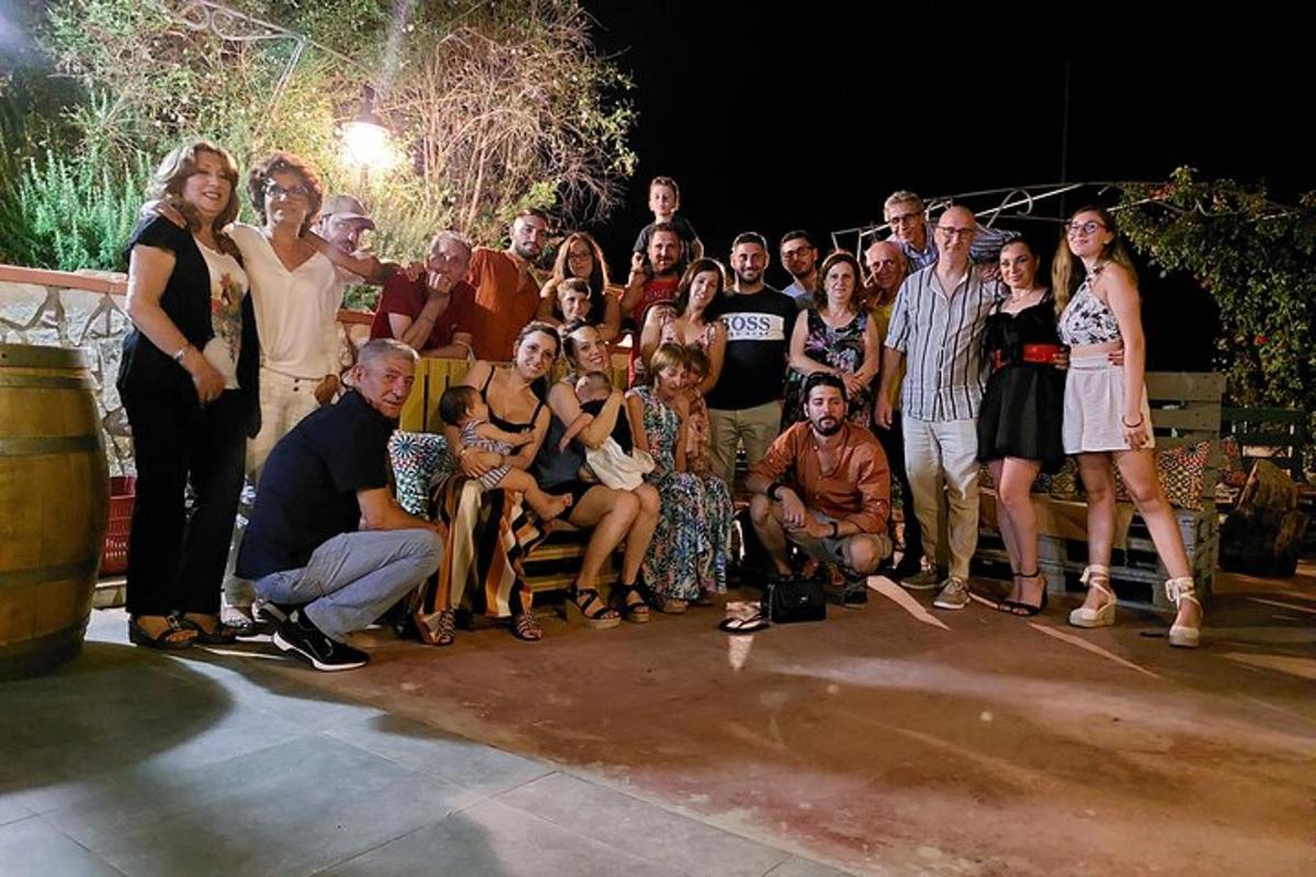 Un grupo grande de personas posando para una fotografía