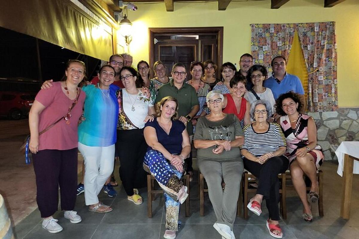 Un grupo grande de personas posando para una fotografía