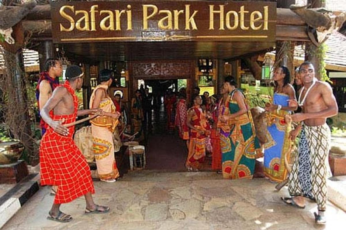 un grup de oameni care stăteau în fața unui hotel din Sari Park