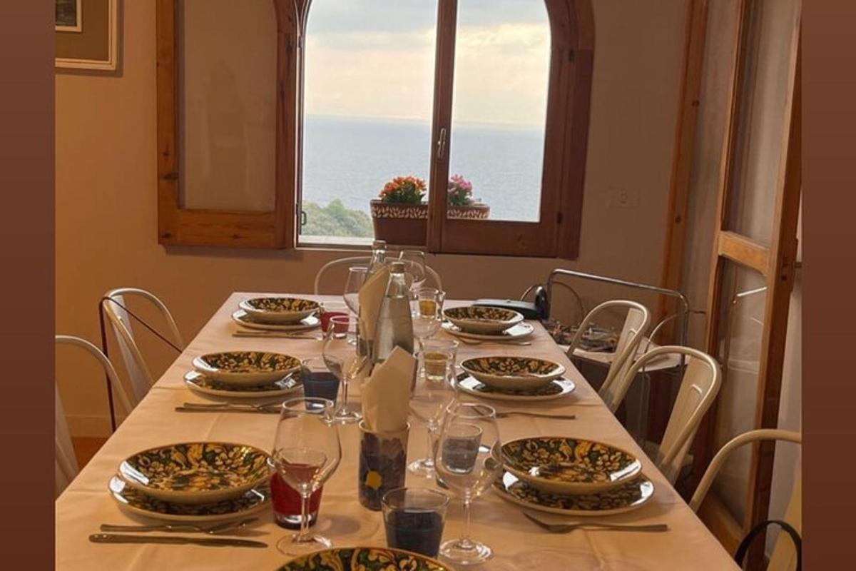 stůl s talíři jídla s výhledem na oceán