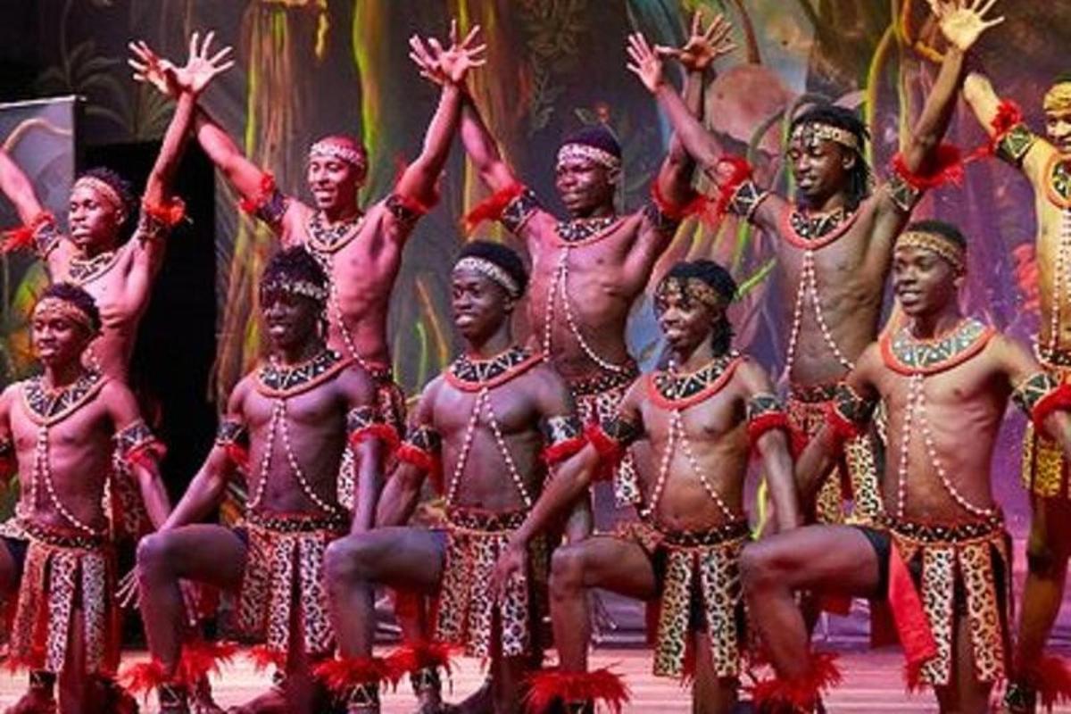 un grup de bărbați care dansează pe o scenă