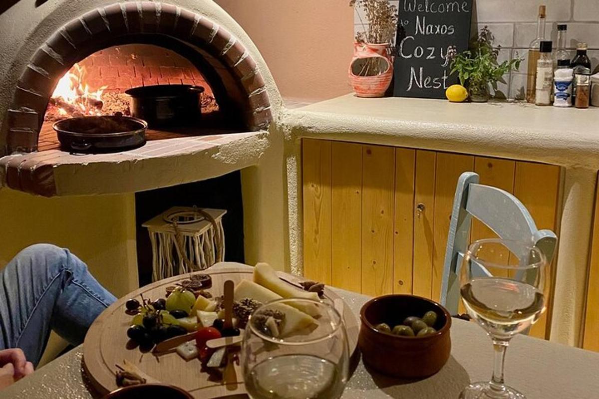 un tavolo con un piatto di cibo e un forno per pizza