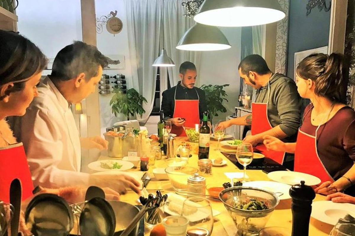 um grupo de pessoas em pé ao redor de uma mesa preparando comida