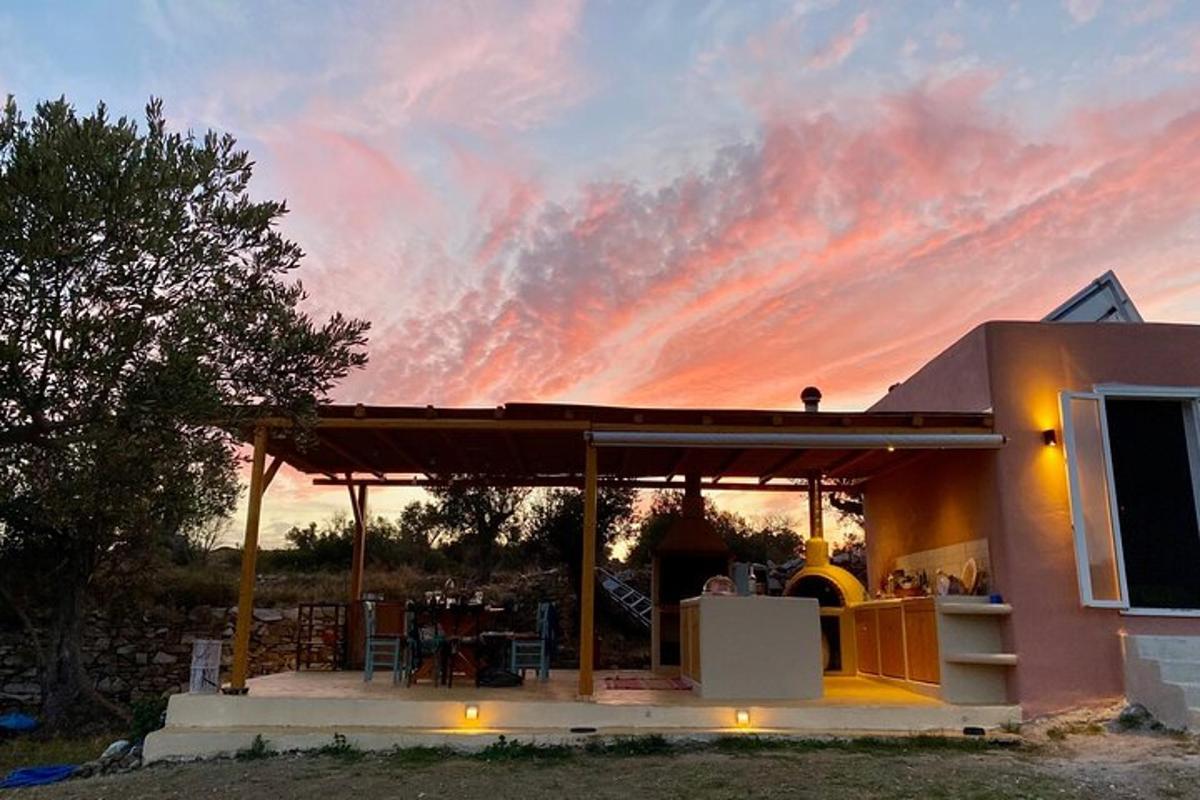 una casa con un tramonto sullo sfondo