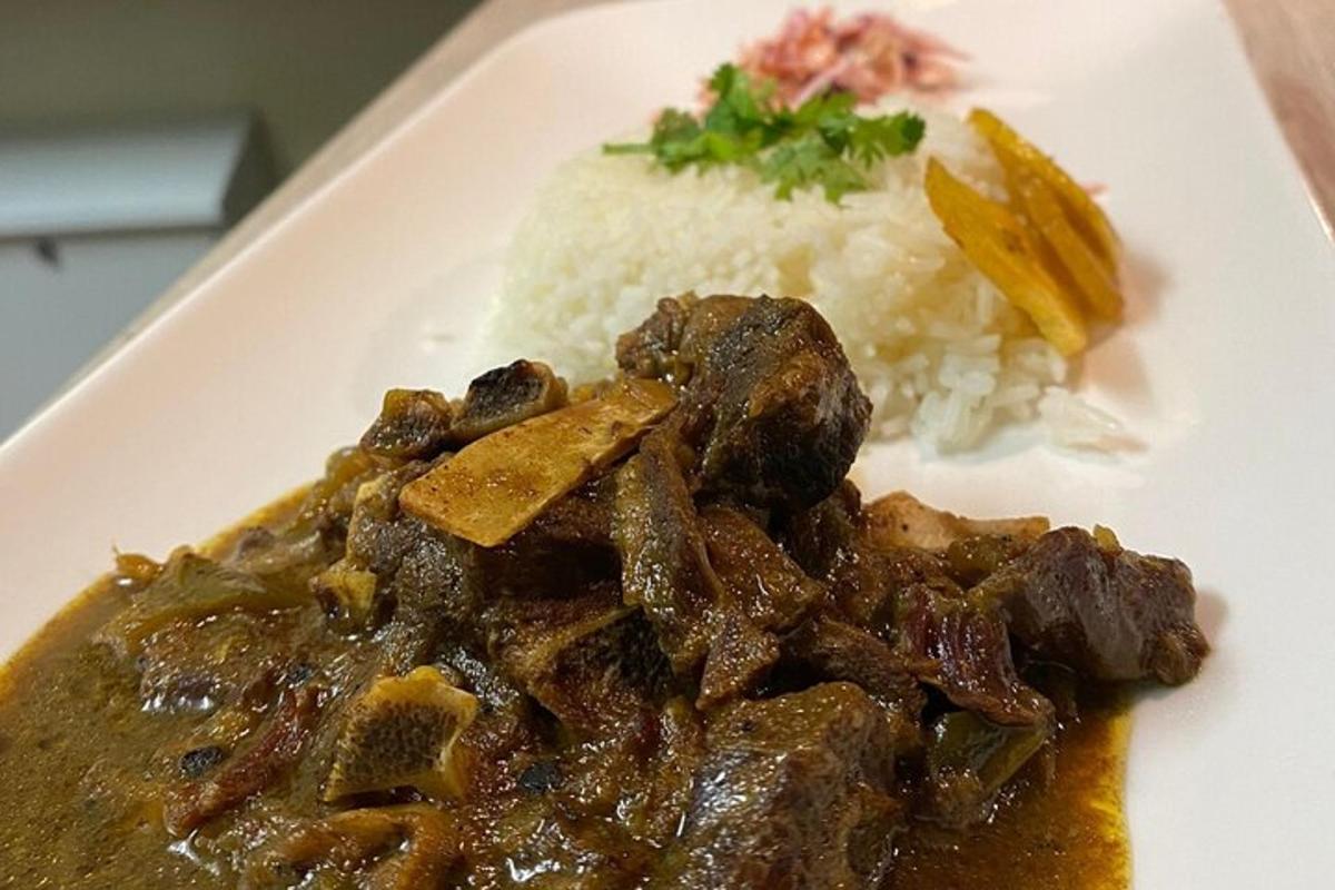 o farfurie cu carne și orez