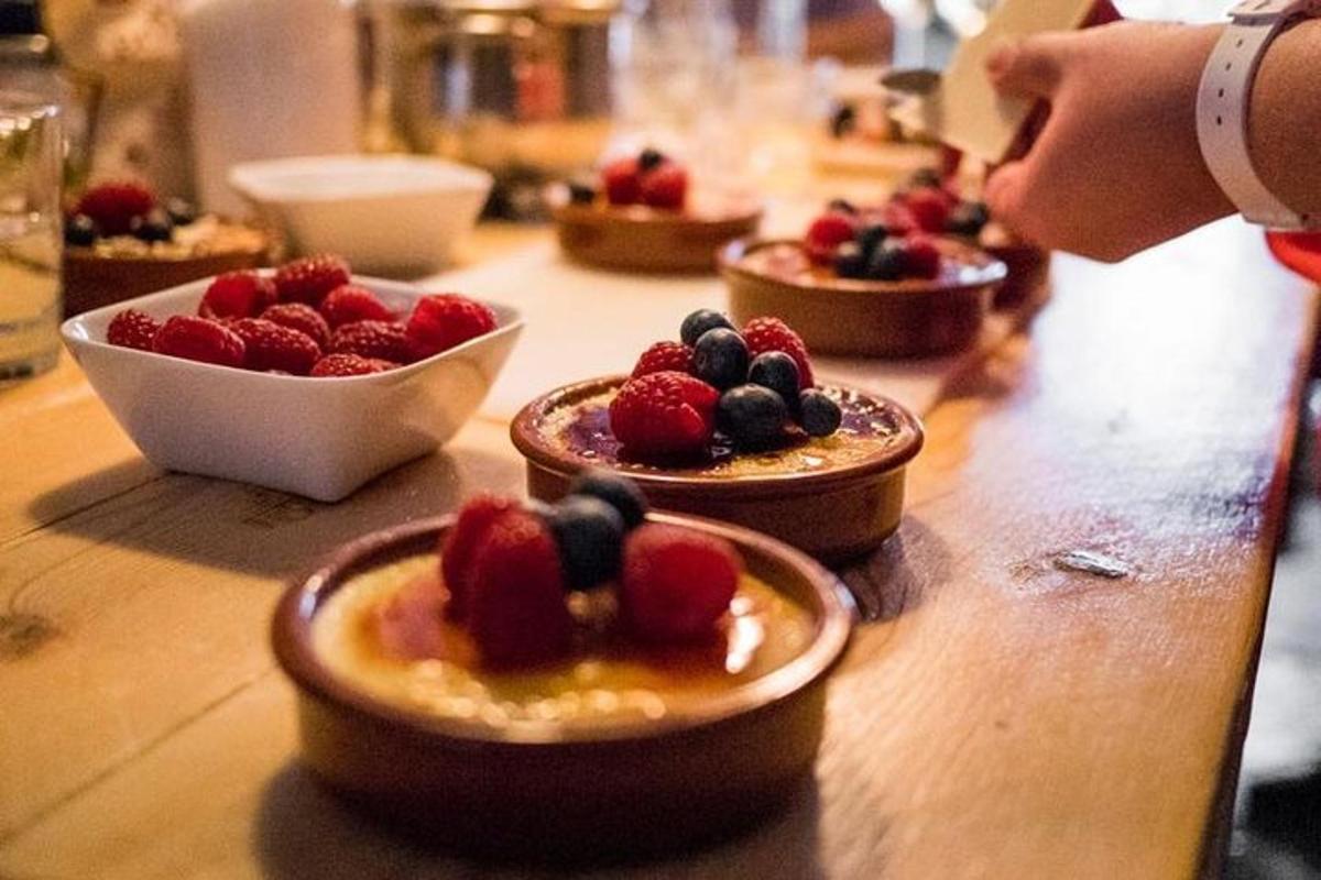 uma mesa com tigelas de sobremesas com morangos e mirtilos
