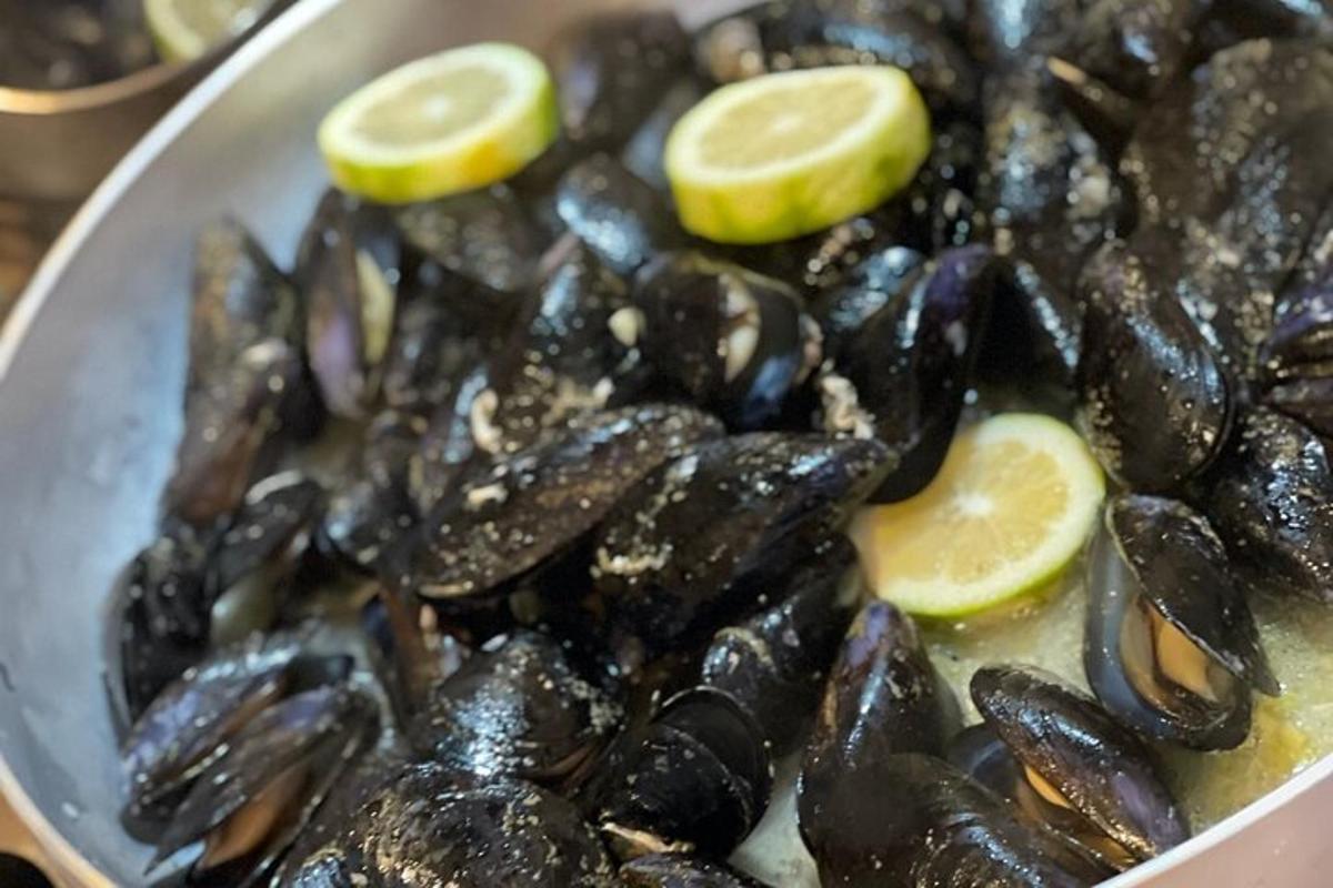 talíř jídla s mušlemi a plátky citronu