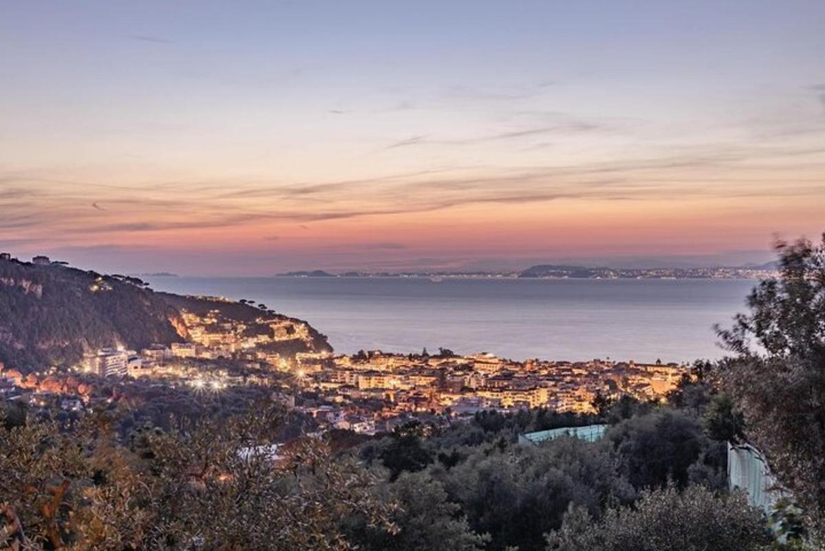 una vista della città di Positano al tramonto