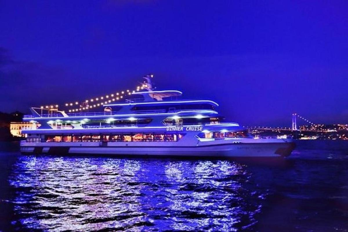 kapal persiaran di dalam air pada waktu malam