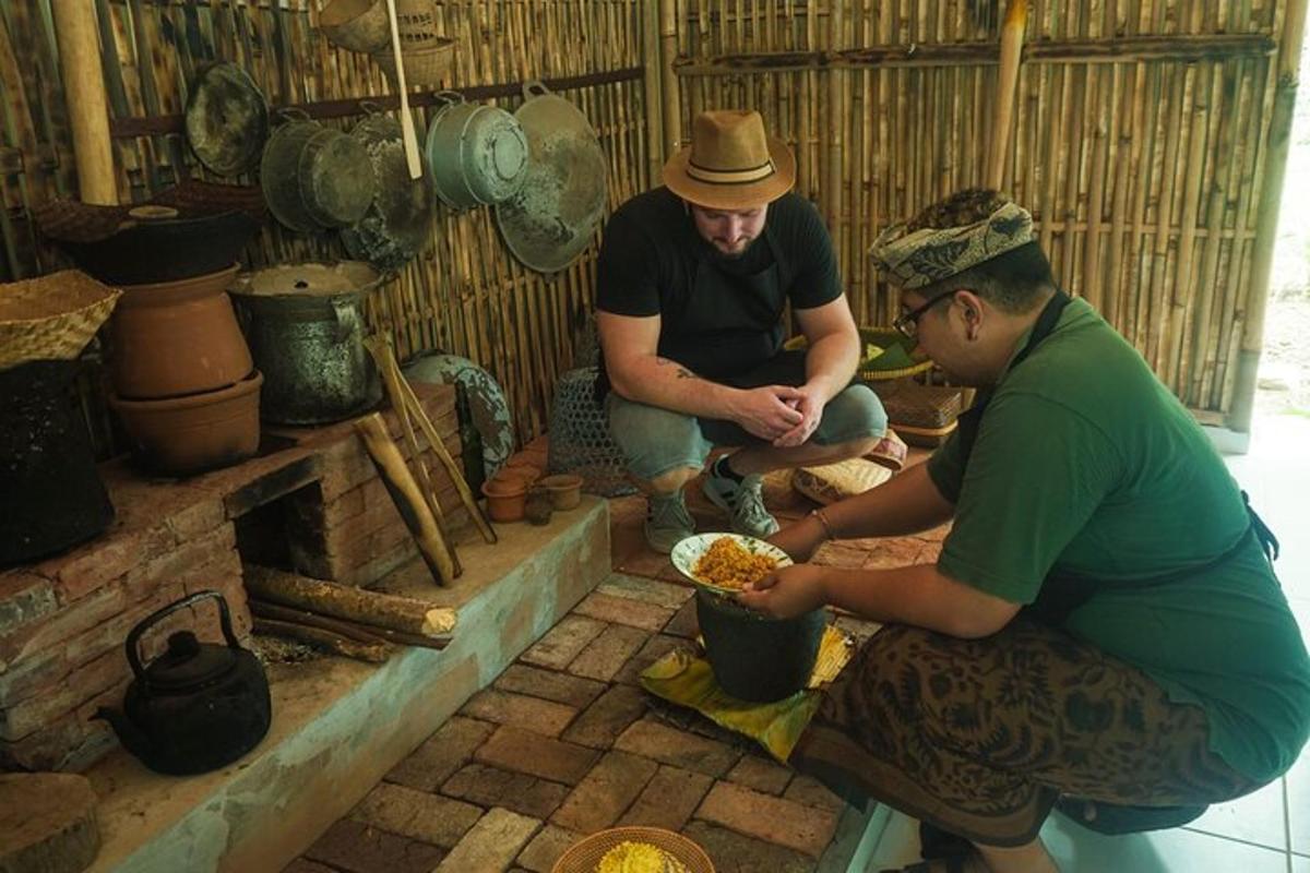 hai người đàn ông đang chuẩn bị thức ăn trong bếp