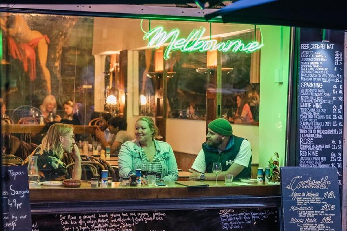 skupina lidí sedících u stolu v restauraci