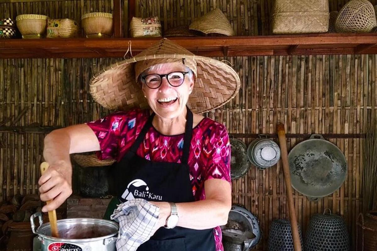 một người phụ nữ đội mũ đang khuấy nồi