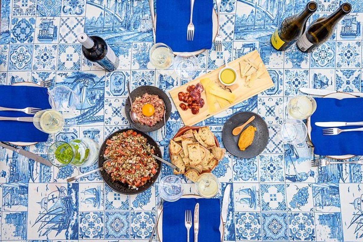 meja biru putih dengan makanan di atasnya