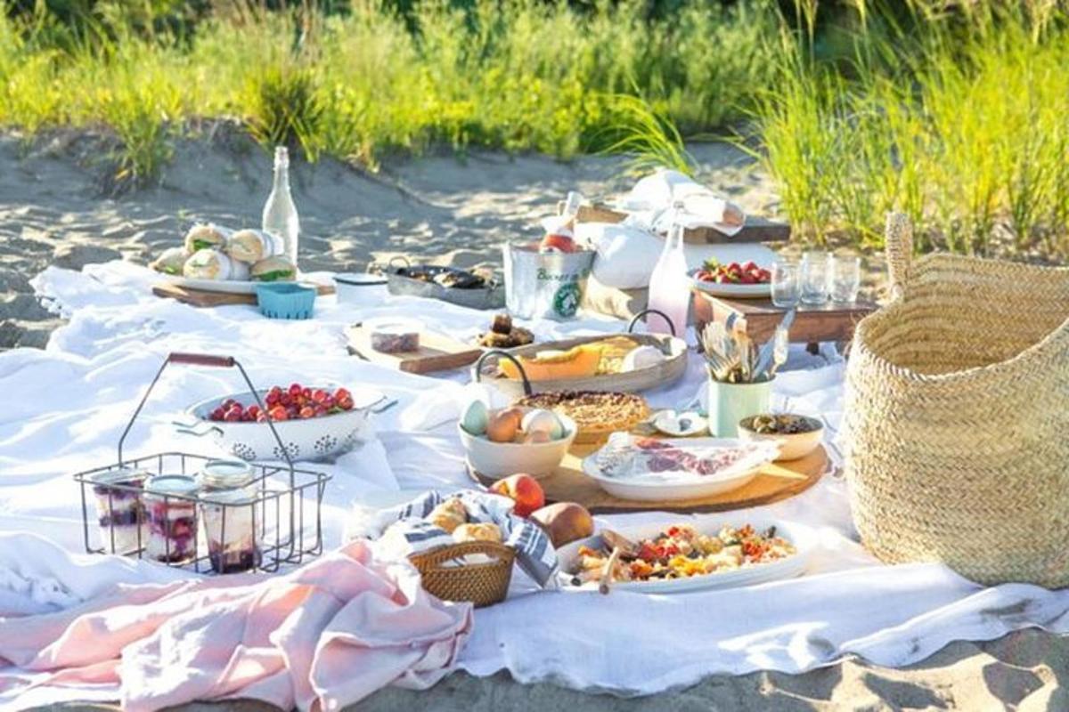 en picnic på stranden med mad på et tæppe