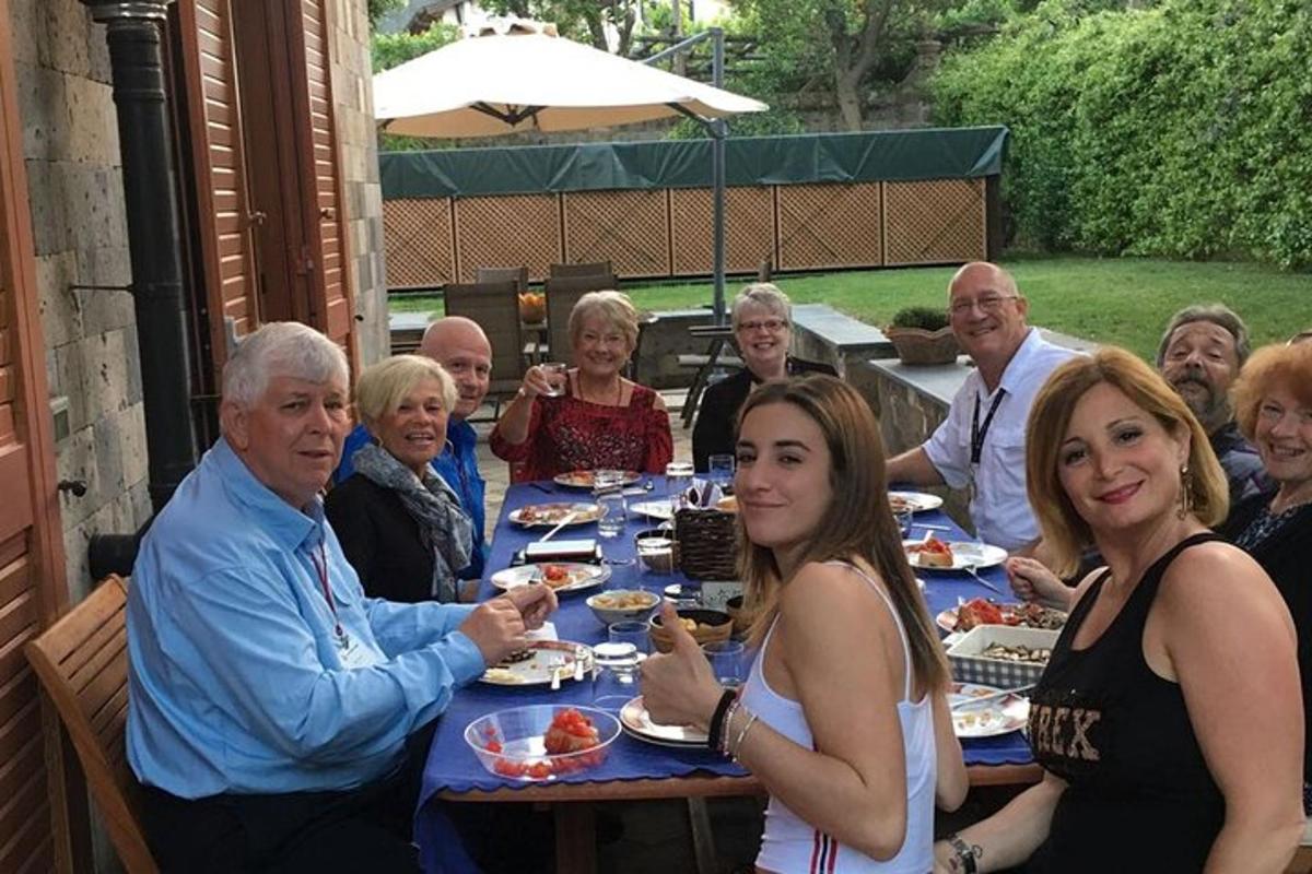 skupina lidí sedících u stolu a jedících