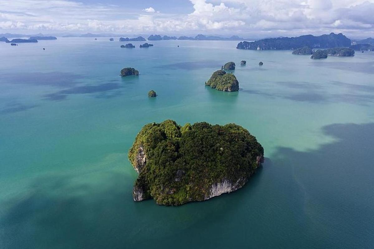 sebuah pulau di tengah-tengah badan air