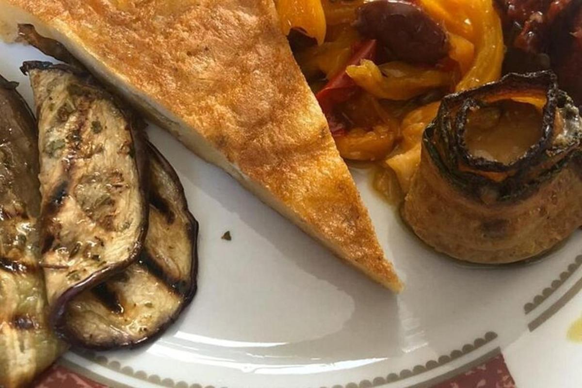 talíř jídla s ústřicemi a dalšími pokrmy