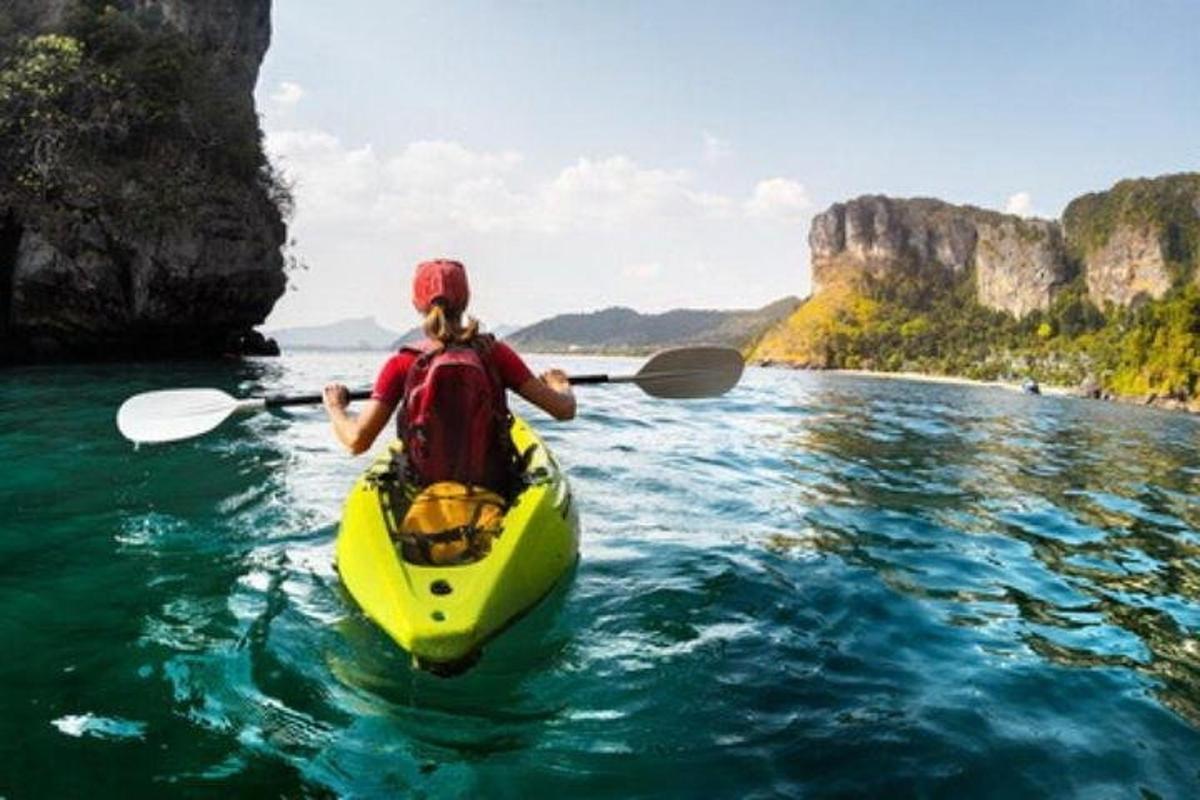 seseorang dalam kayak di atas badan air