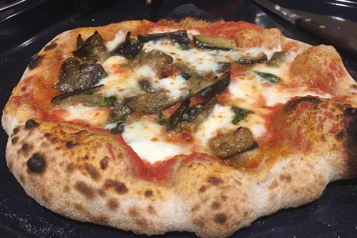 pizza berbentuk hati di atas wajan