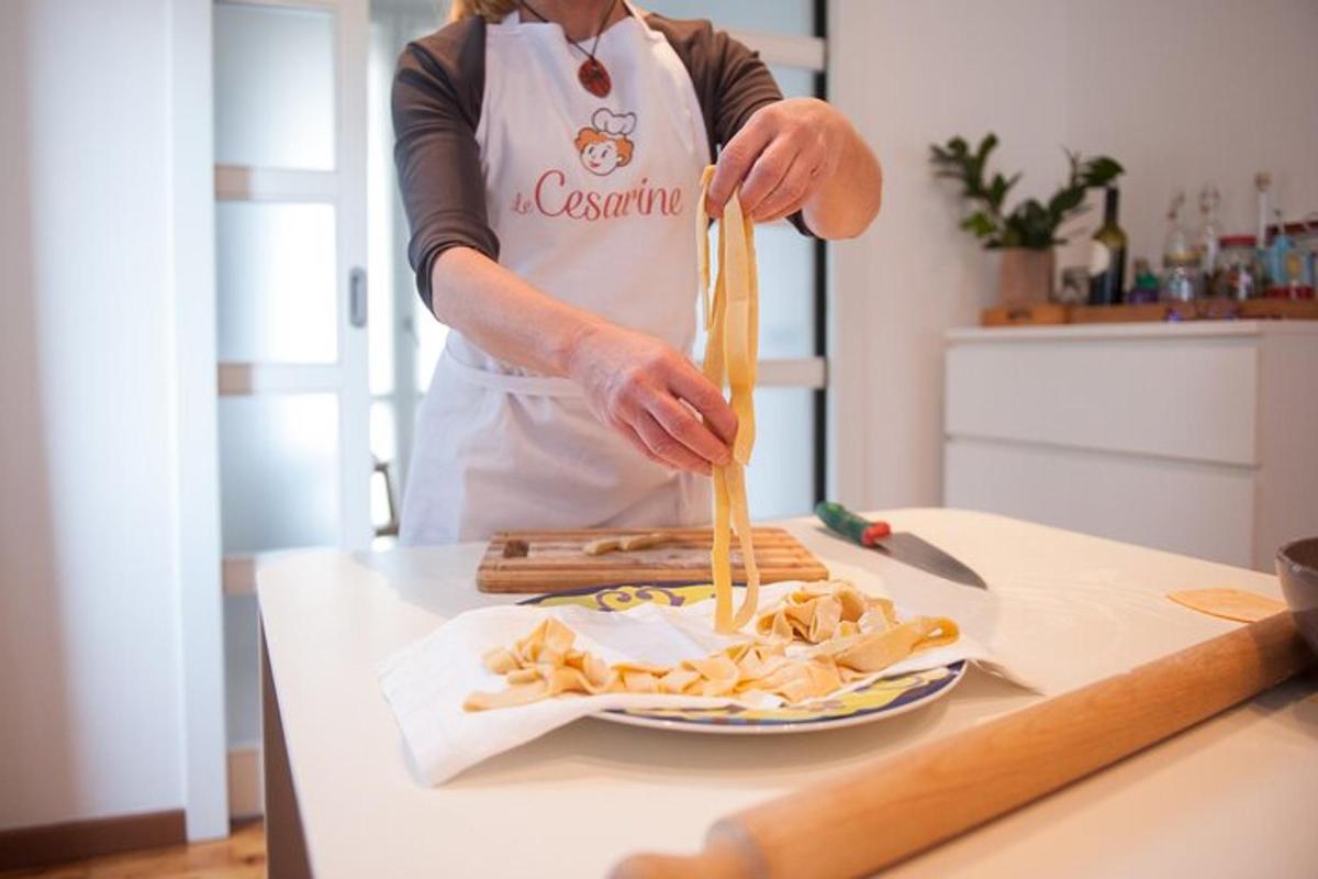 una dona prepara un plat de patates fregides