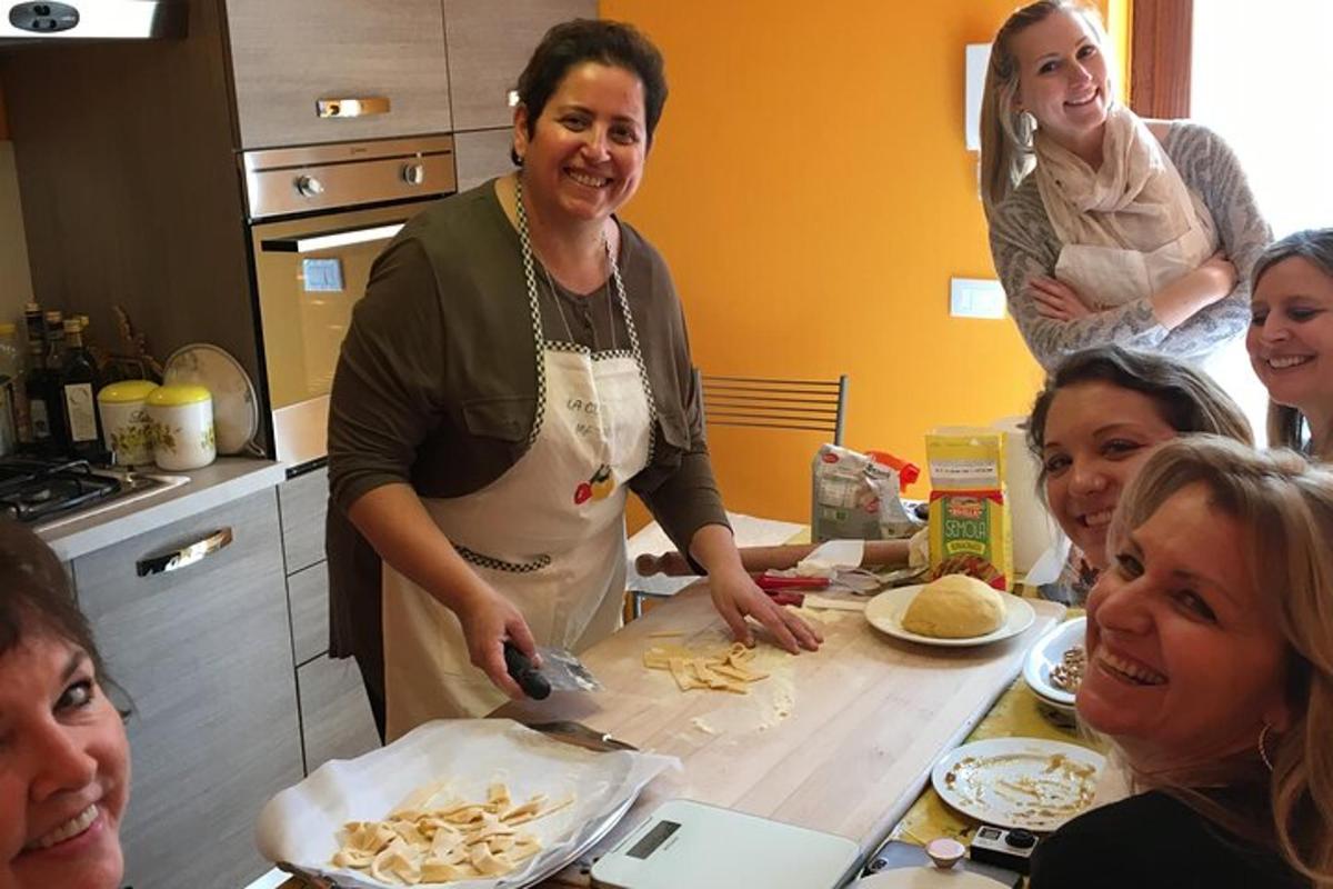Una mujer parada en una cocina preparando comida.