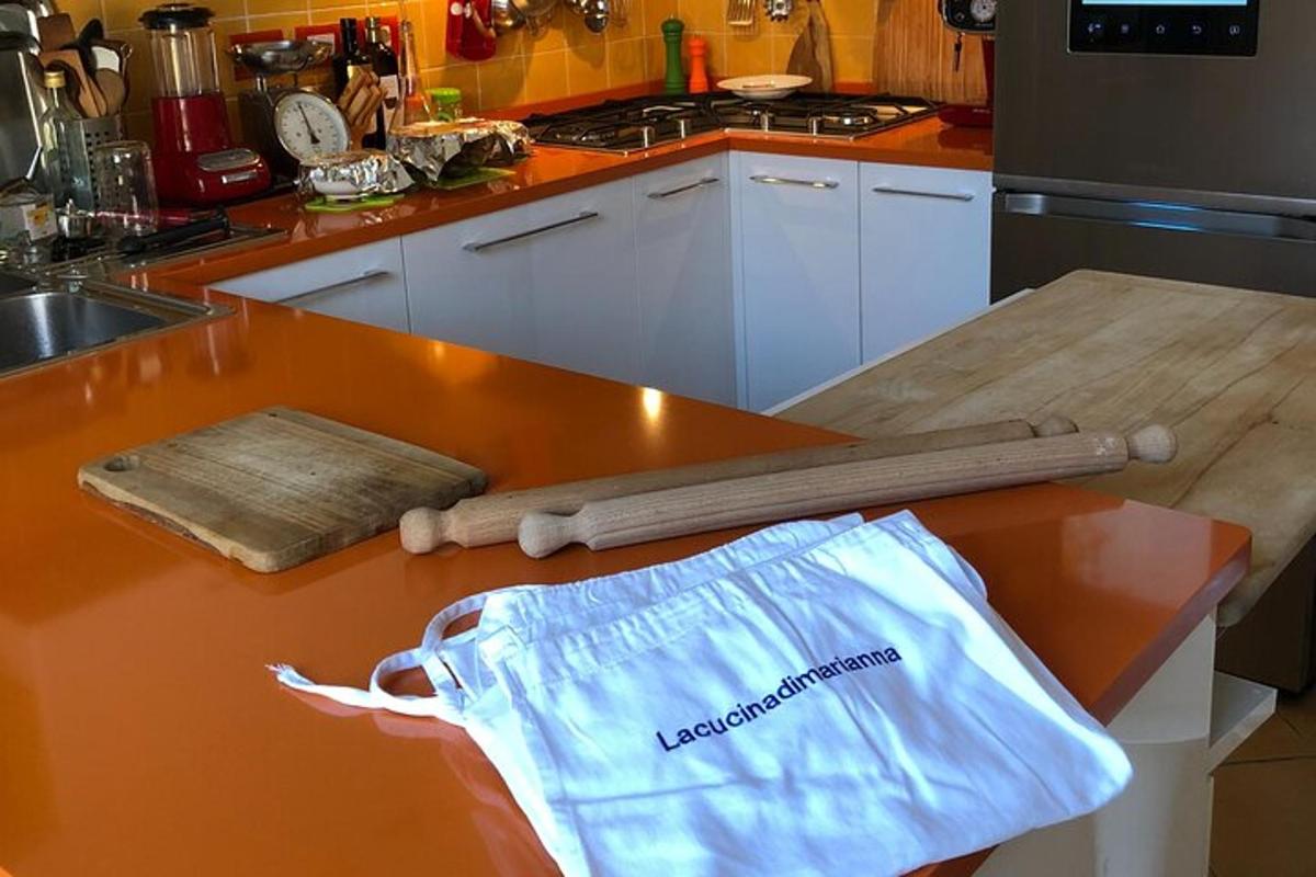 Una cocina con una encimera con un trapo y dos bates de béisbol.