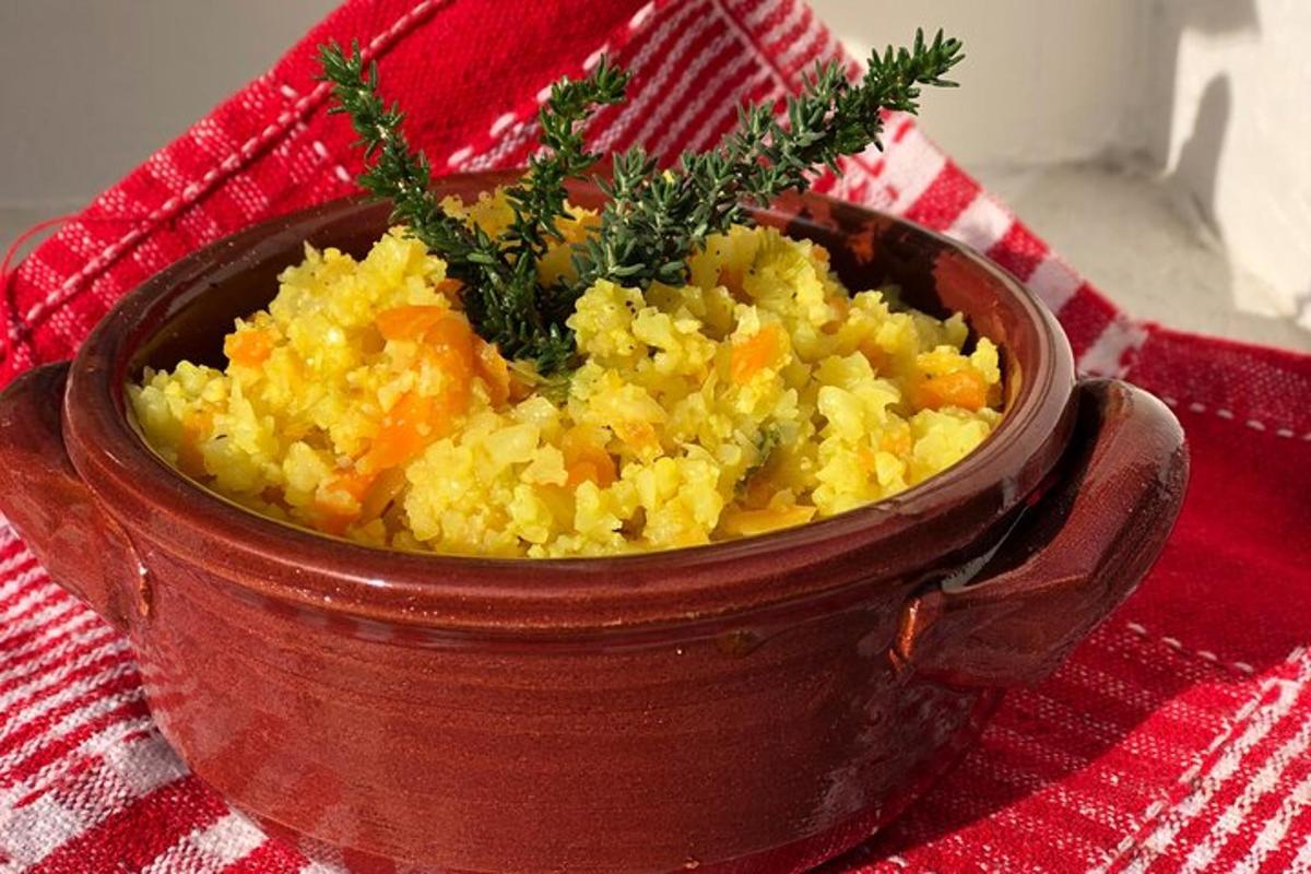 egy tál étel egy piros-fehér törölközőn