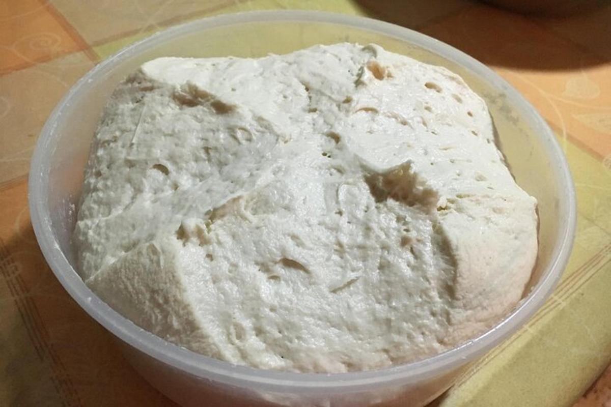 Un cuenco de pan sobre una mesa