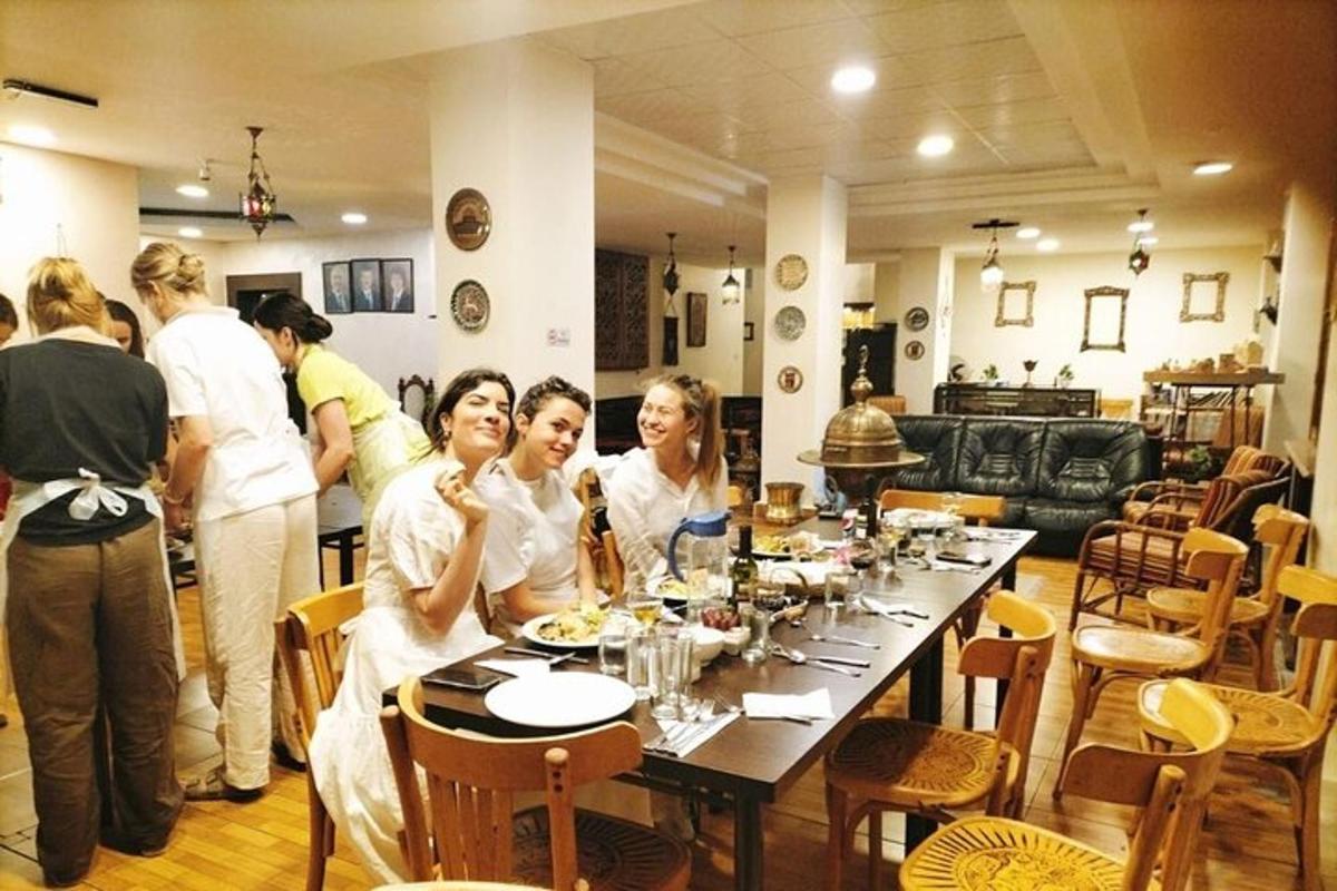 skupina žen sedících u stolu v restauraci