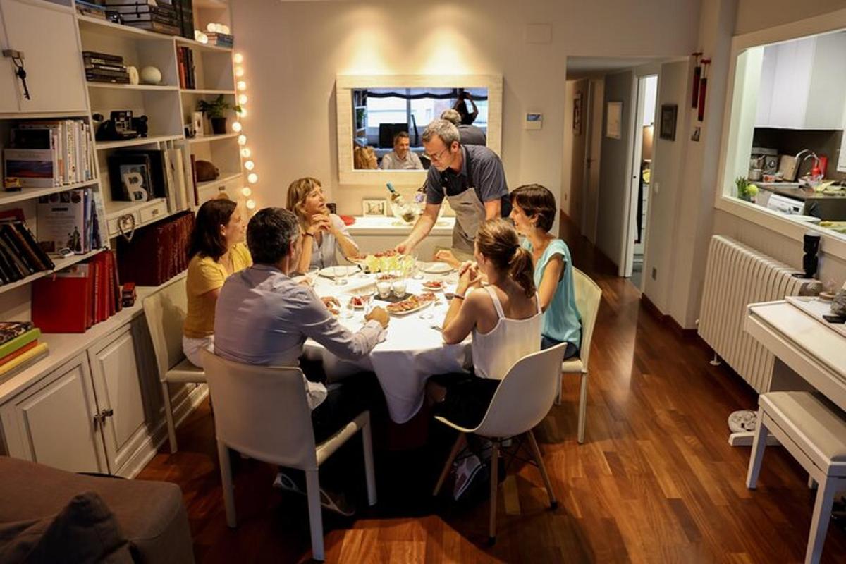 un gruppo di persone sedute attorno a un tavolo che mangiano