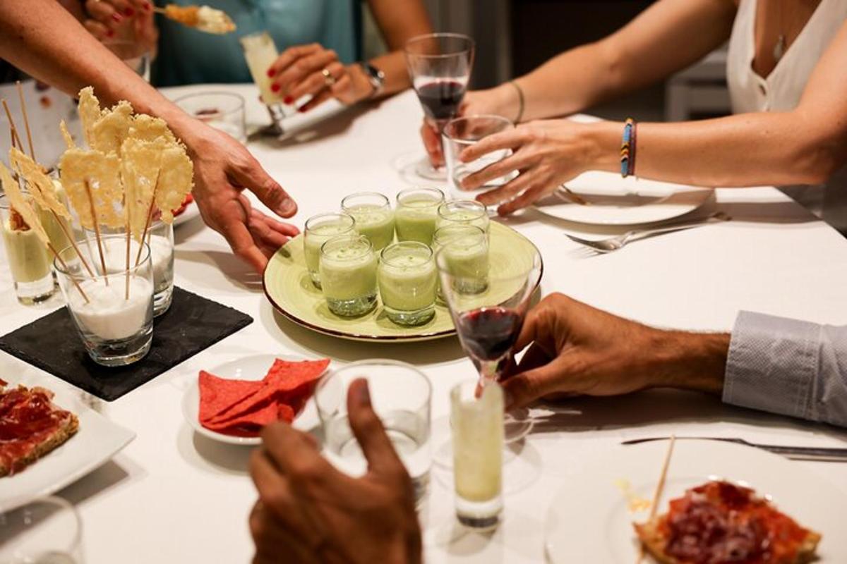 un gruppo di persone sedute attorno a un tavolo che mangiano cibo