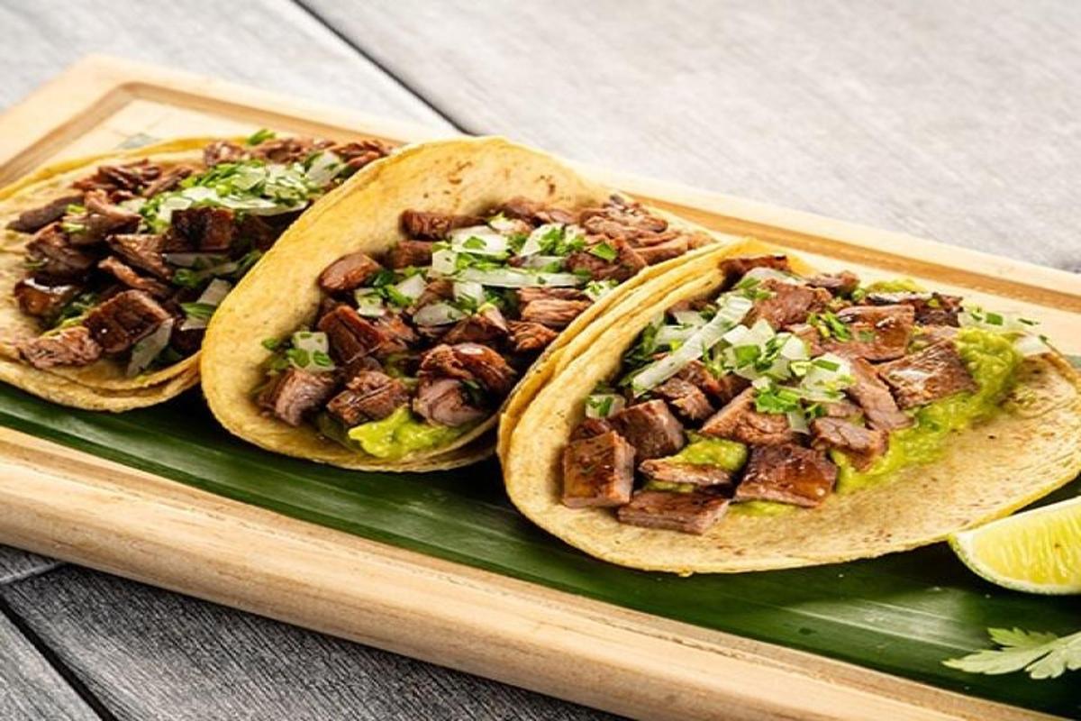 due tacos su un piatto di legno su un tagliere
