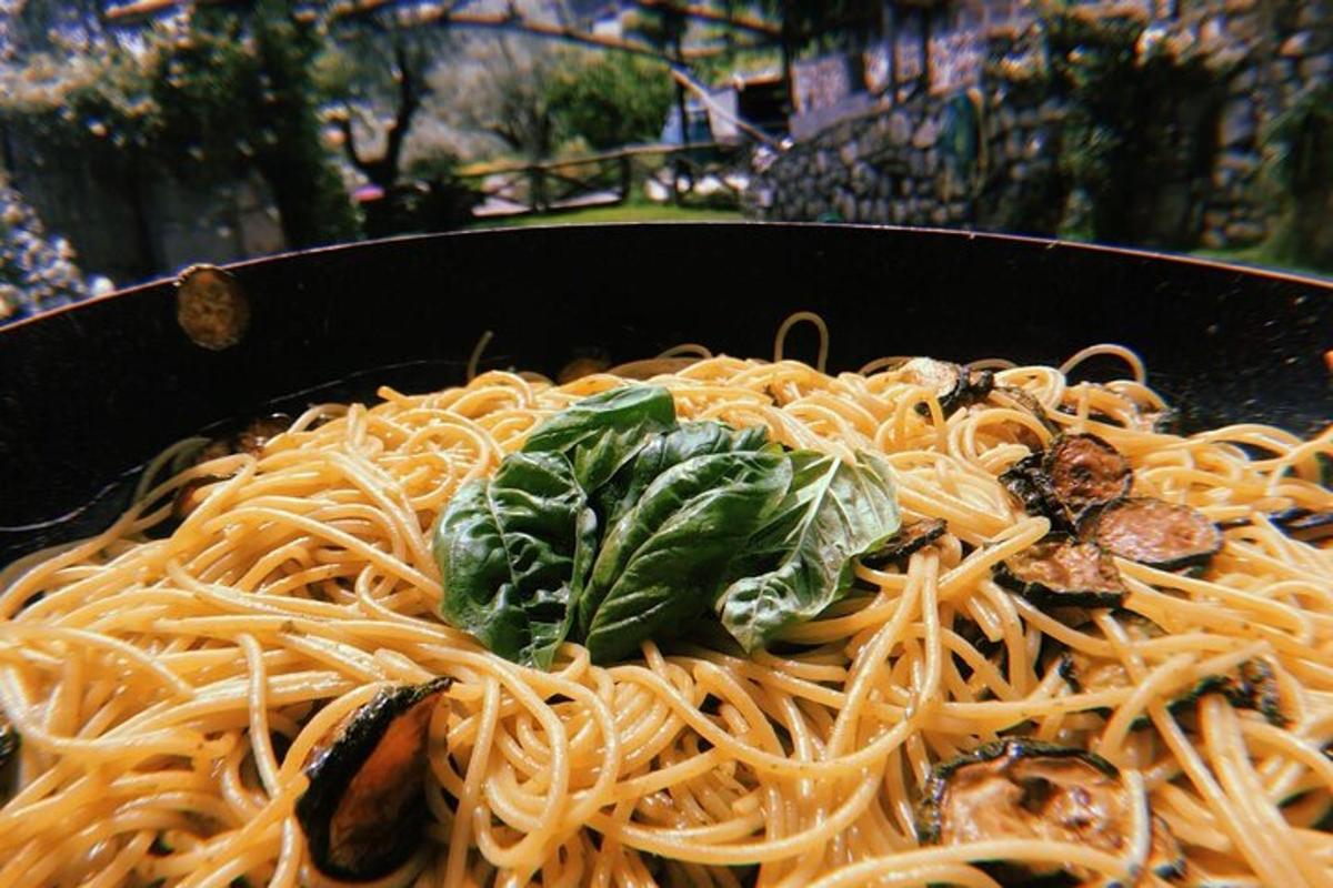 un bol de pasta amb carn i alfàbrega