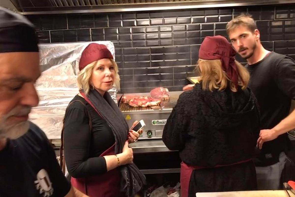 grupp inimesi, kes seisavad köögis