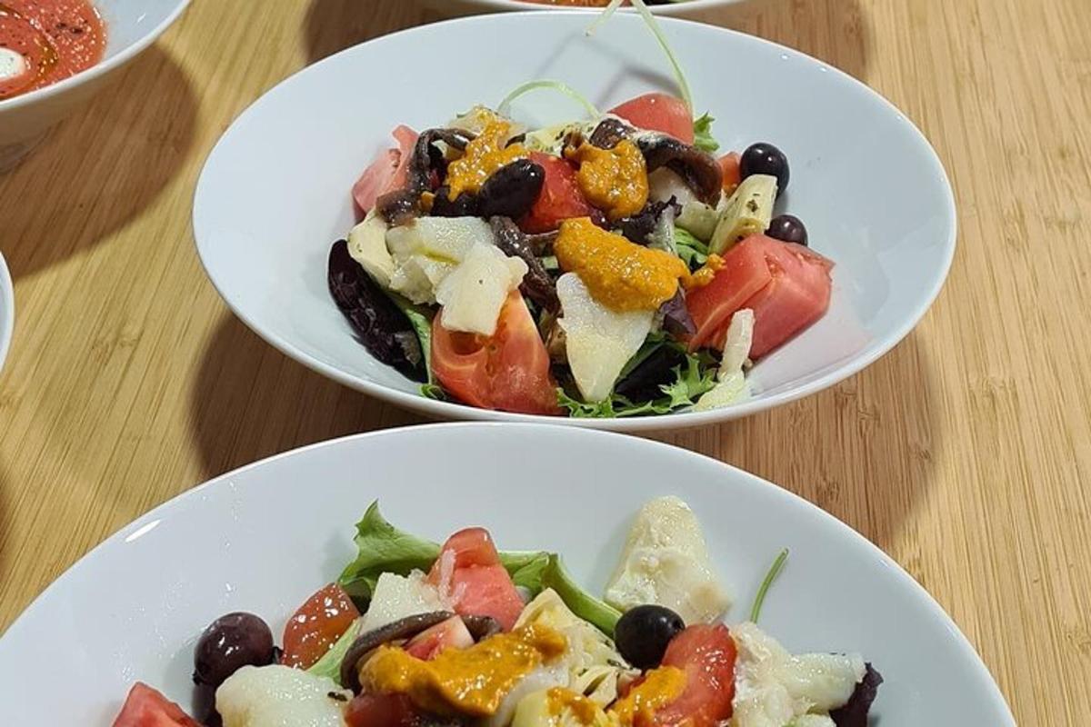 tre piatti bianchi di cibo su un tavolo