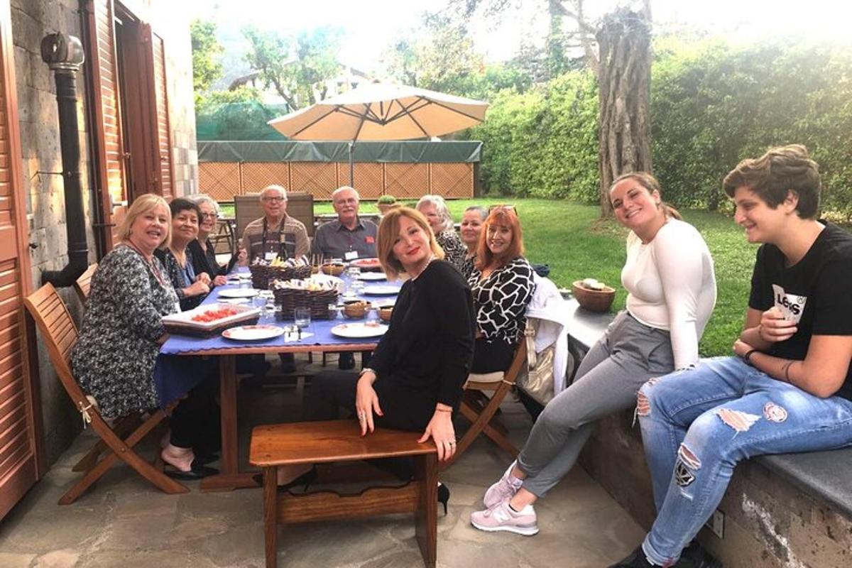 un grup de persones assegudes al voltant d'una taula