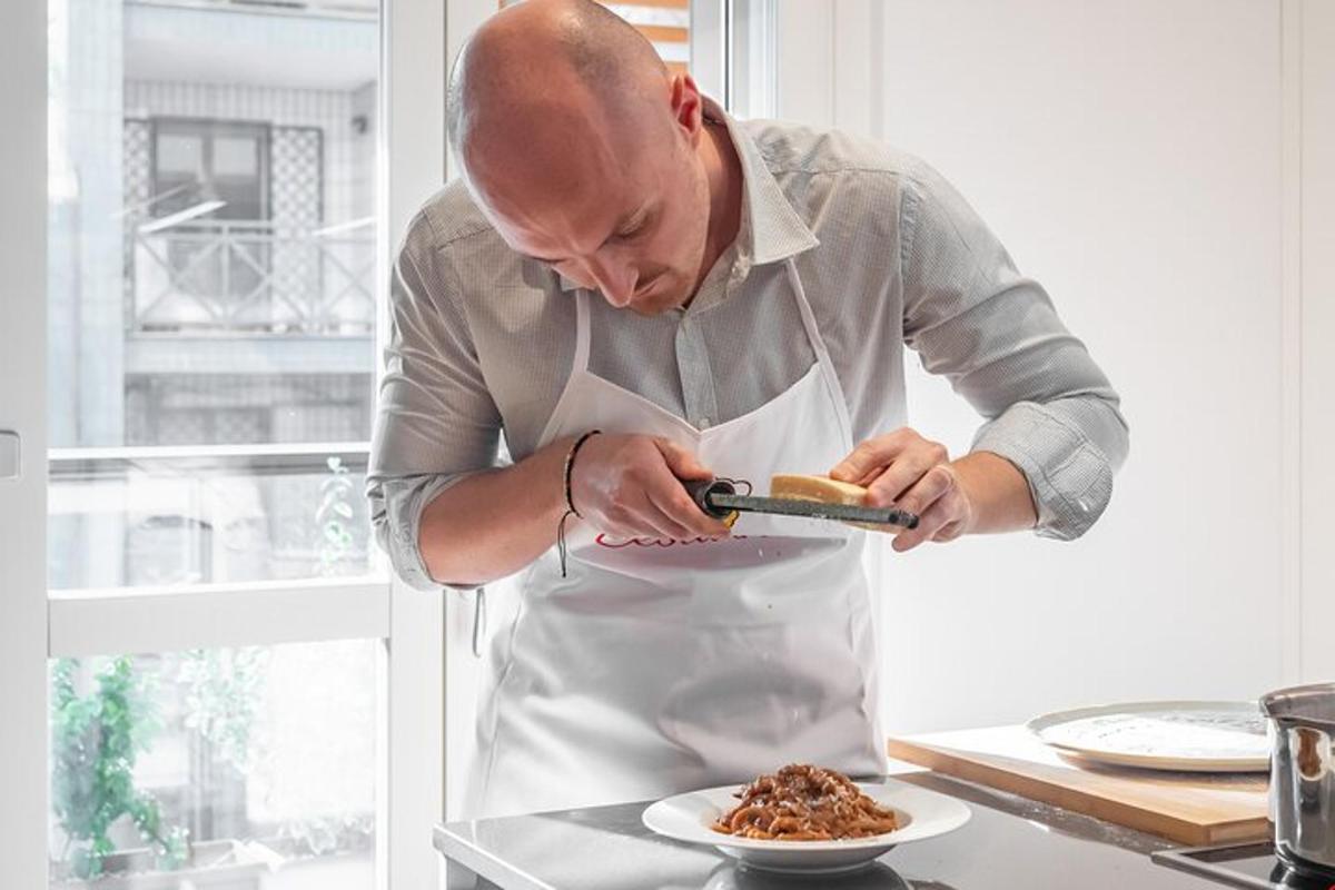 Un hombre de pie en una cocina preparando comida.