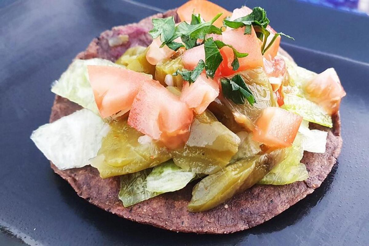 Un sándwich con verduras y queso en un plato.
