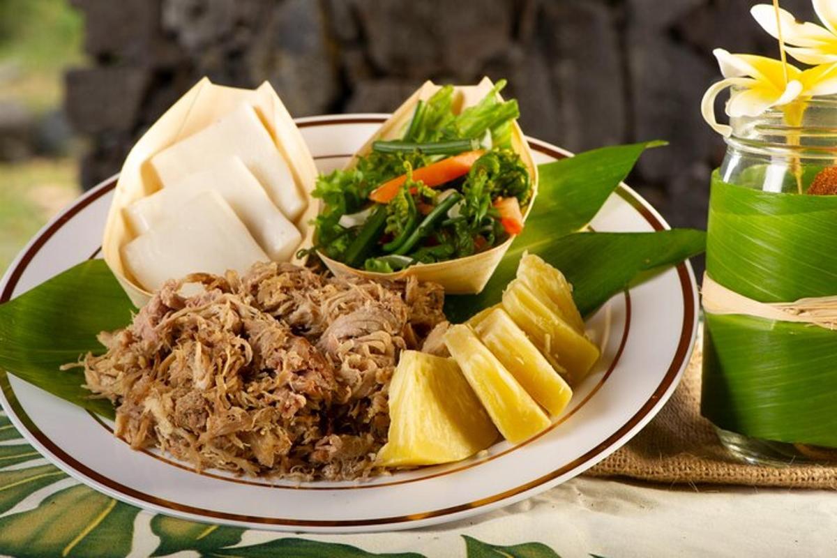 un plat de menjar amb carn i verdures i una amanida