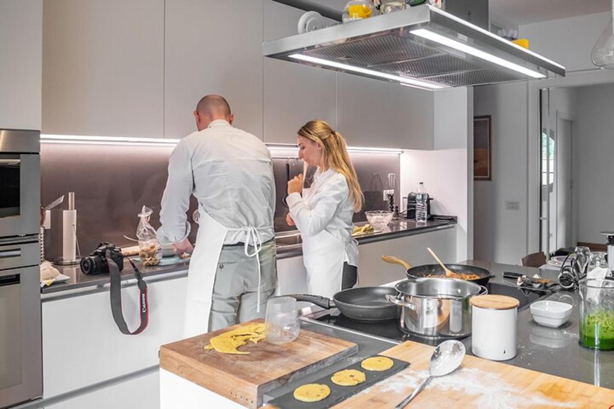 Un hombre y una mujer de pie en una cocina.