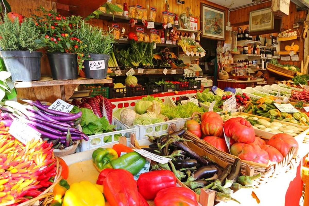 o piață cu o mulțime de fructe și legume în coșuri
