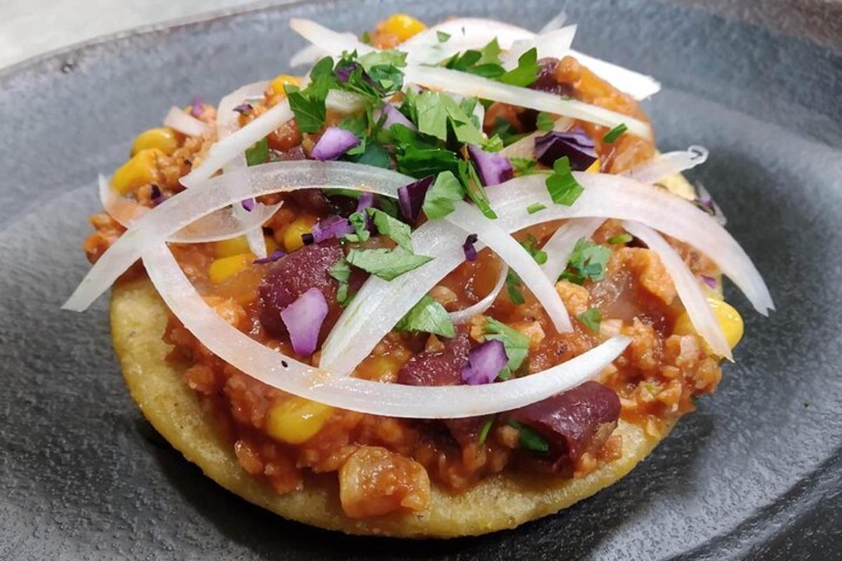 una pizza su un piatto con sopra le cipolle