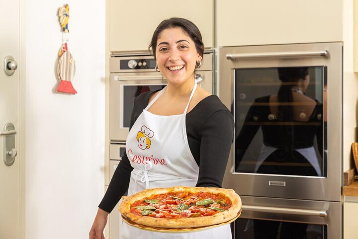 kobieta trzymająca pizzę przed piecem