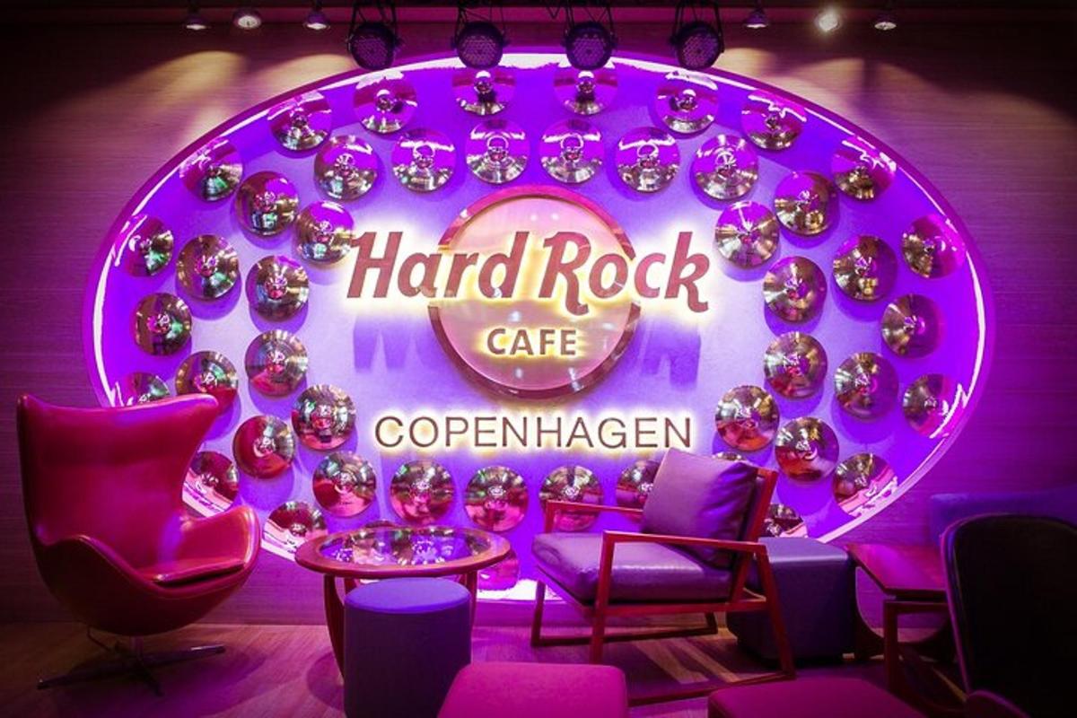 Hard rocková kavárna s fialovým neonovým nápisem
