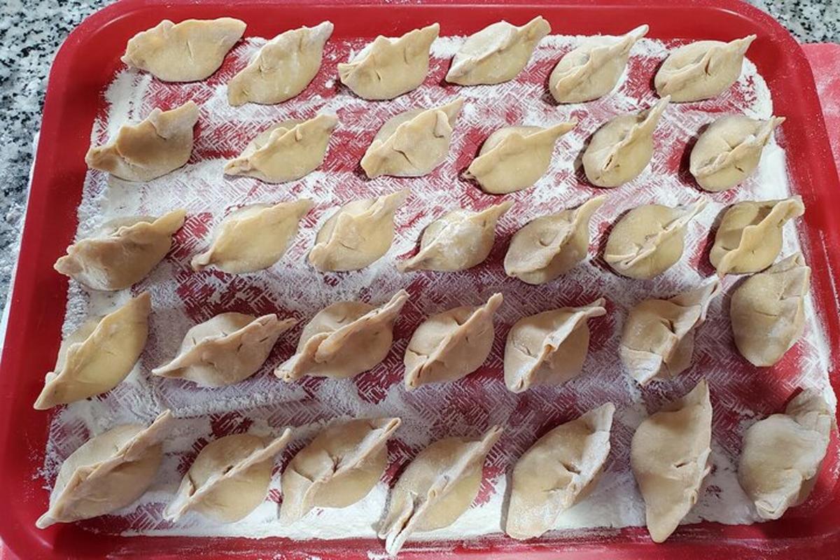 nampan kue merah dengan kue bendera Amerika