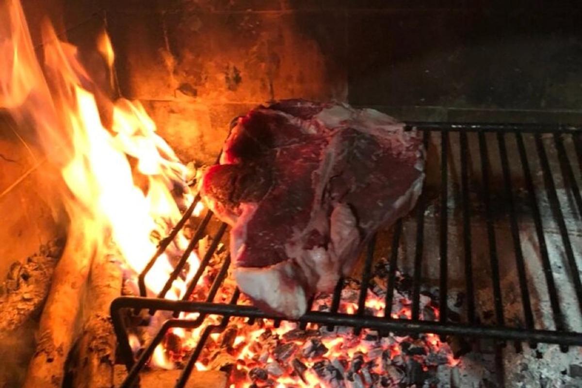 kos mesa, ki se peče na žaru z ognjem