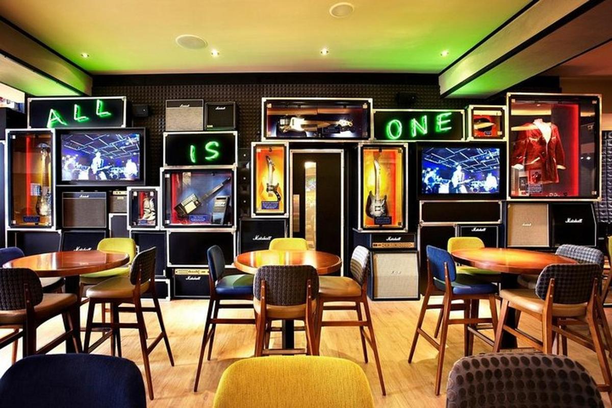restaurace se stoly, židlemi a televizemi