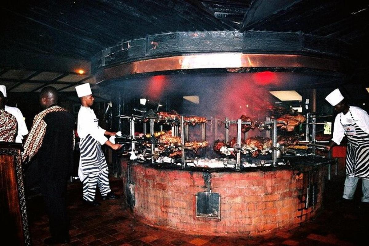 skupina kuchařů připravujících jídlo na grilu