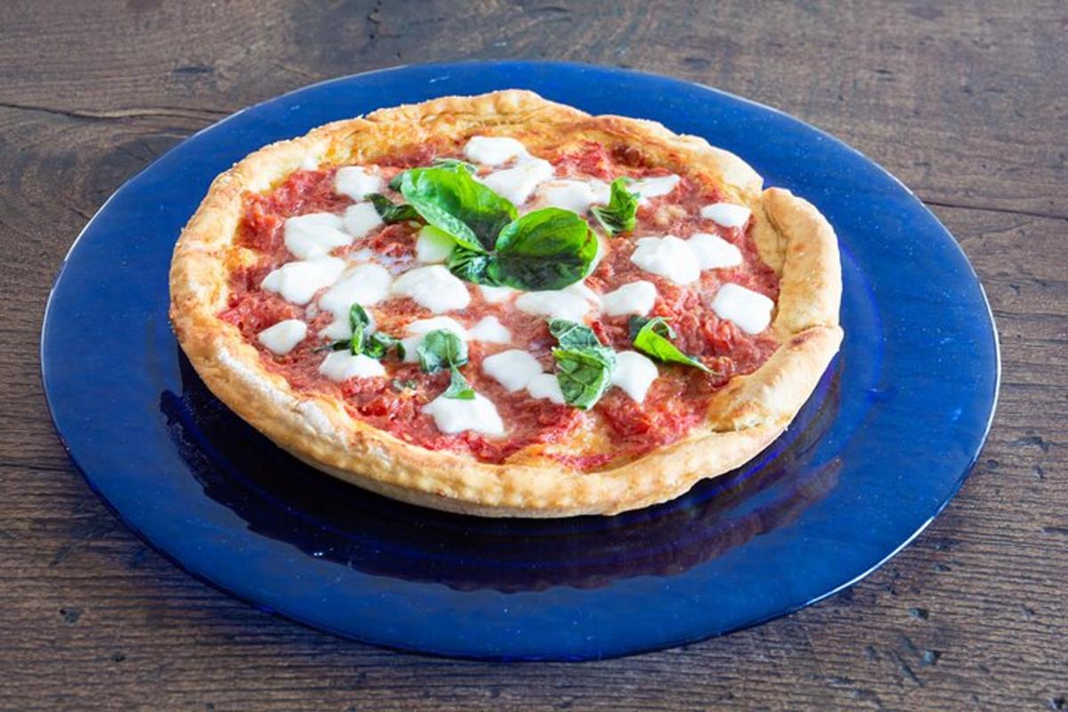 pizza na modrém talíři na stole